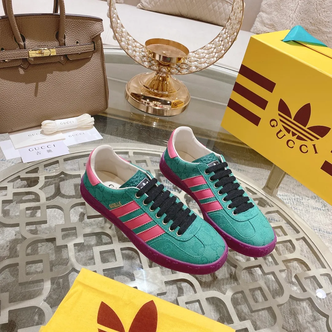 👟👟Ex-factory price 520👟👟Gucci&adidas joint limited edition couple's sneakers. A super nice joint casual sneaker with rich and bold colors! It showed everyone a completely different charm from the past! Combining retro style and youthful sports style to create a new aesthetic! Vitality yet stylish at the same time! ! Upper - made of cowhide, cowhide, cloth. Lining - sheepskin lining for foot pads. Sole - original open-molded beef tendon non-slip and wear-resistant outsole. Size: 35-47 (couple style)